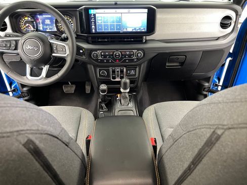 Used 2025 Jeep Wrangler Unlimited Sahara AWD/4WD image 38