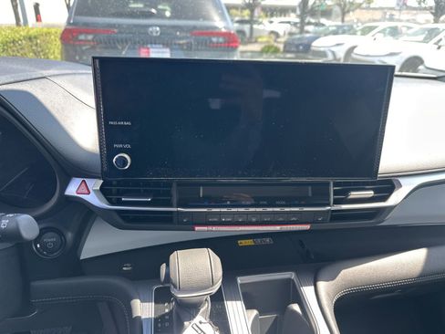 Used 2026 Toyota Sienna XLE FWD image 9