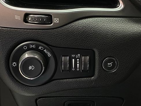 Used 2019 Jeep Cherokee Limited AWD/4WD image 19