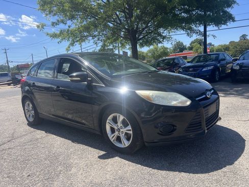 Used 2014 Ford Focus SE FWD image 2