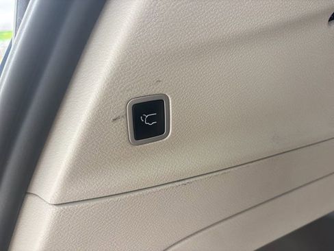 Used 2023 Chrysler Pacifica Touring-L image 13