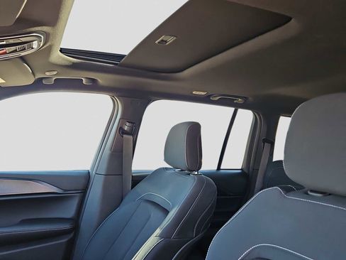 Used 2025 Jeep Grand Cherokee Laredo X image 18