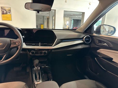 Used 2025 Chevrolet Trax LT FWD image 34