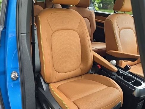 Used 2025 Volkswagen ID. Buzz Pro S Plus w/ Cupholders Package AWD/4WD image 9