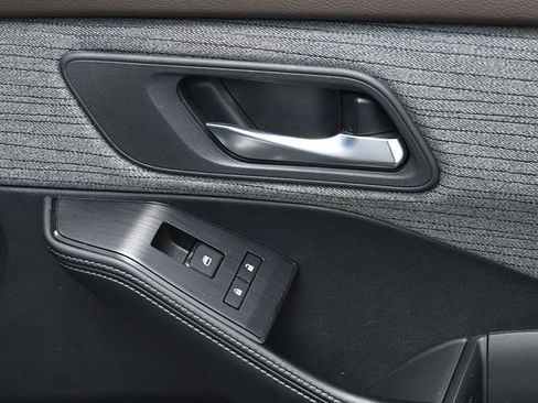 Used 2023 Nissan Rogue SV image 34