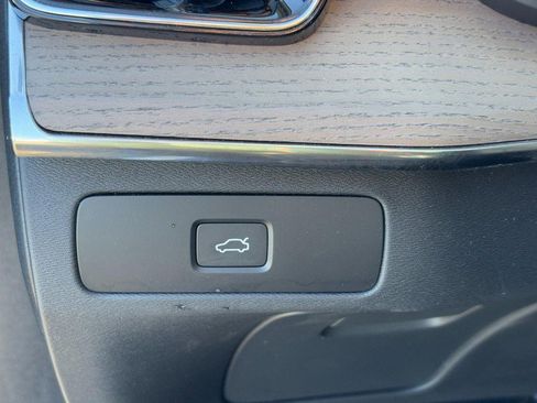 Used 2025 Volvo XC90 B6 Plus image 18