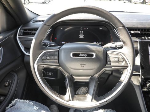 New 2025 Jeep Grand Cherokee Altitude image 27