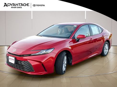 Used 2025 Toyota Camry LE FWD image 4