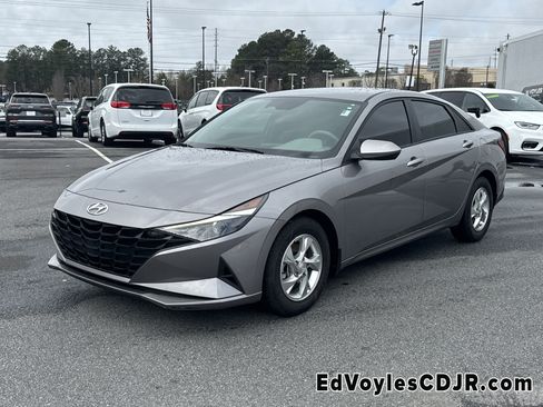 Used 2023 Hyundai Elantra SE image 3