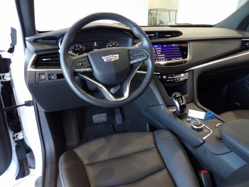 Used 2025 Cadillac XT6 Luxury AWD/4WD image 17
