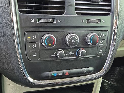 Used 2018 Dodge Grand Caravan SE w/ UConnect Hands-Free Group FWD image 22