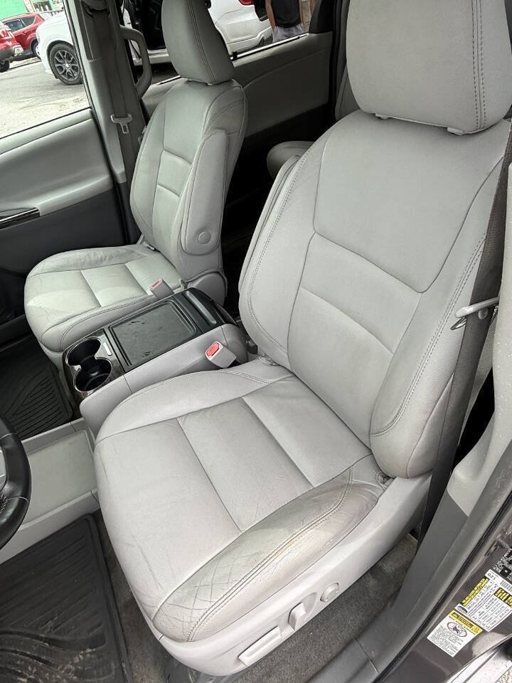 Used 2015 Toyota Sienna XLE w/ XLE Navigation Package FWD image 8