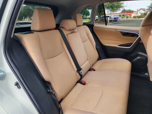 Used 2023 Toyota RAV4 LE AWD/4WD image 18