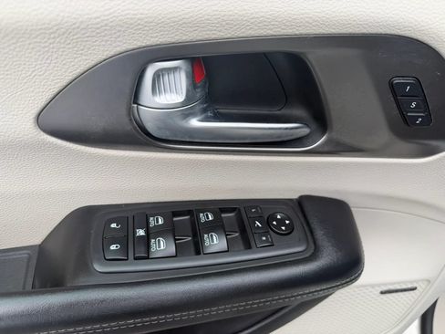 Used 2019 Chrysler Pacifica Limited w/ Tire & Wheel Group FWD image 27