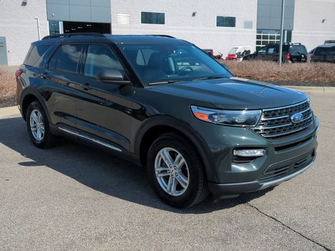 Used 2023 Ford Explorer XLT w/ Equipment Group 202A AWD/4WD image 2