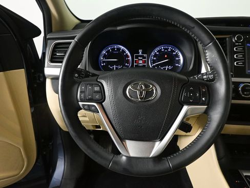 Used 2016 Toyota Highlander XLE FWD image 2