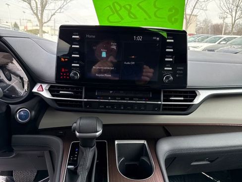 Used 2024 Toyota Sienna XLE image 17