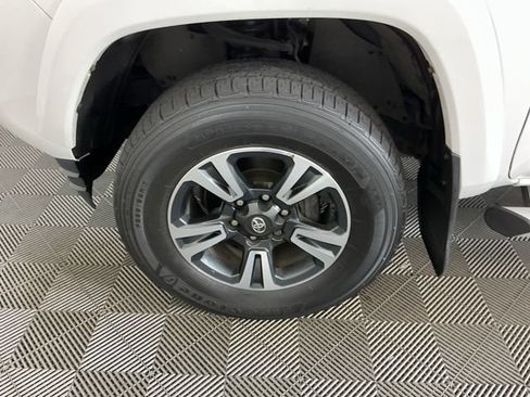 Used 2018 Toyota Tacoma TRD Sport AWD/4WD image 26