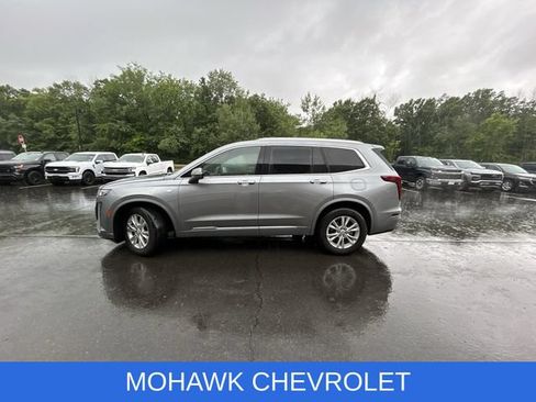 Used 2025 Cadillac XT6 Luxury FWD image 2
