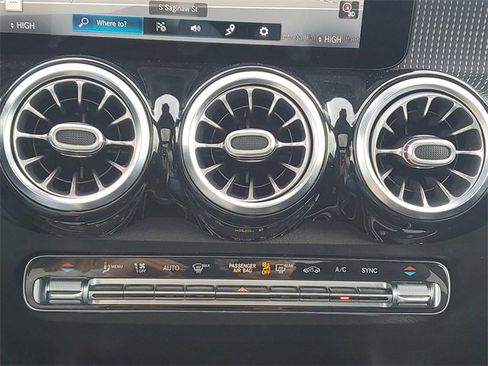 Used 2021 Mercedes-Benz GLB 250 4MATIC image 31