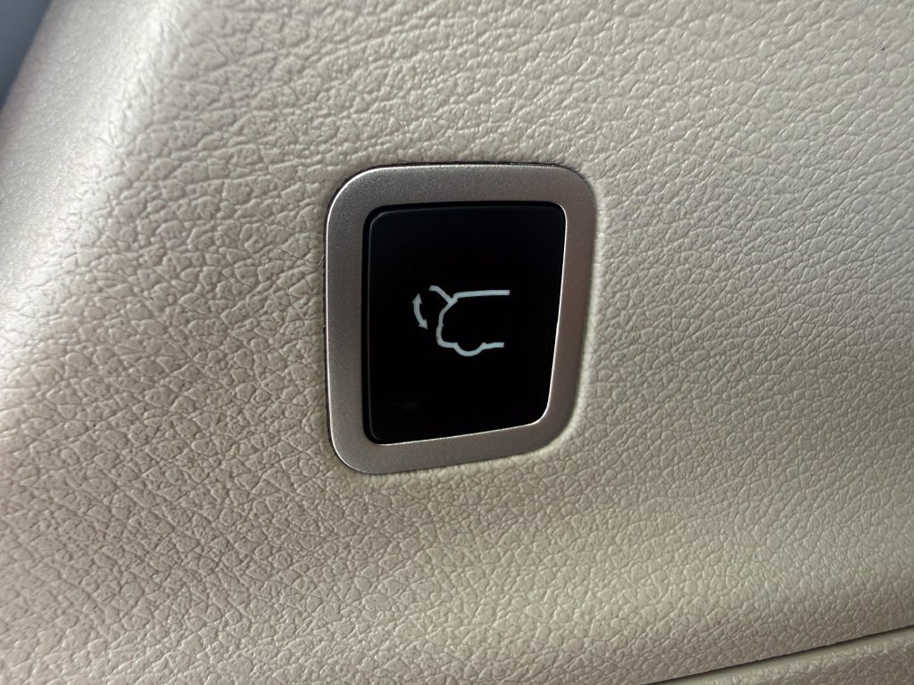 Used 2023 Chrysler Voyager LX FWD image 19