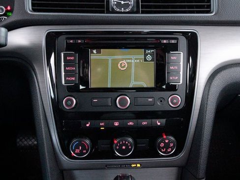 Used 2015 Volkswagen Passat 1.8T SE image 13