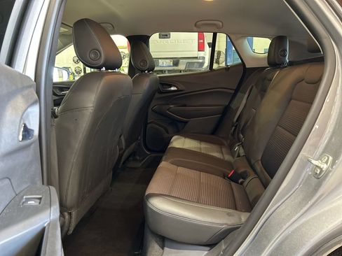 Used 2025 Chevrolet Trax LT FWD image 29