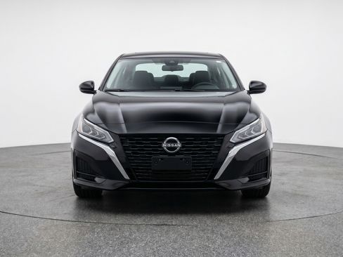 Used 2025 Nissan Altima 2.5 SV FWD image 2