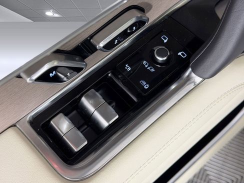 Certified 2026 Land Rover Range Rover SE image 12