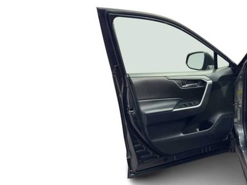 Used 2021 Toyota RAV4 XLE FWD image 9