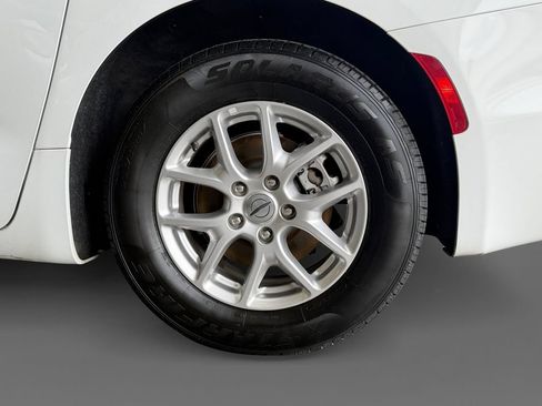 Used 2024 Chrysler Pacifica Touring-L FWD image 16