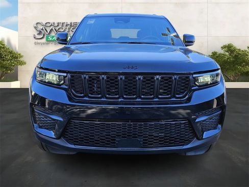 New 2025 Jeep Grand Cherokee Altitude image 8