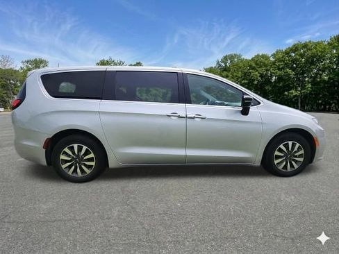 Used 2024 Chrysler Pacifica Limited FWD image 9
