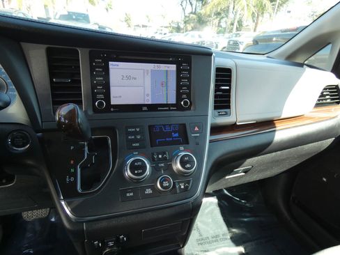 Used 2018 Toyota Sienna Limited image 51