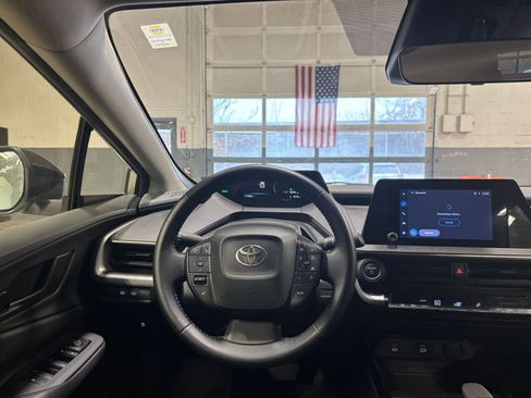 Used 2025 Toyota Prius LE image 32