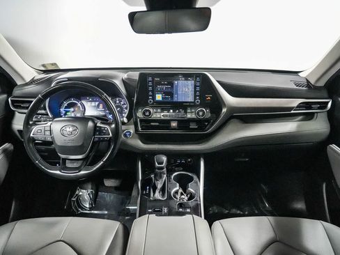 Used 2022 Toyota Highlander XLE AWD/4WD image 12