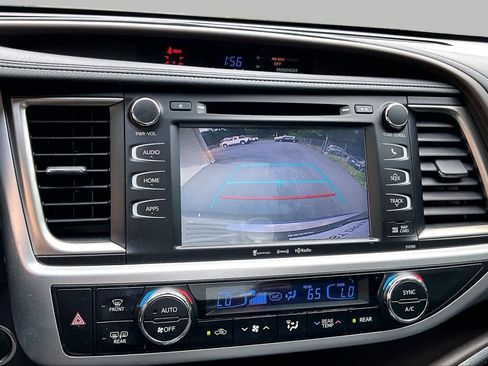 Used 2019 Toyota Highlander XLE FWD image 27