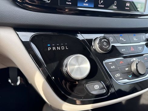 Used 2024 Chrysler Pacifica Touring-L FWD image 20