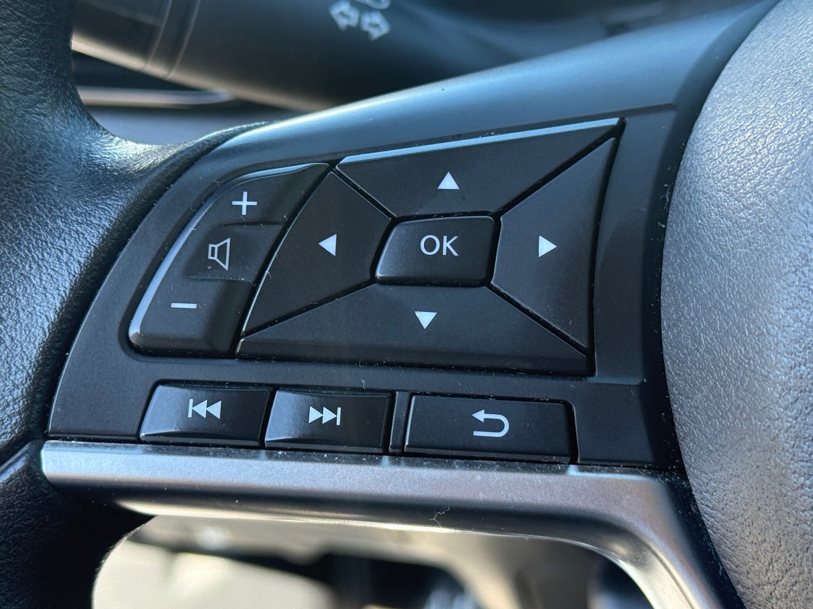 Used 2025 Nissan Sentra SV FWD image 21