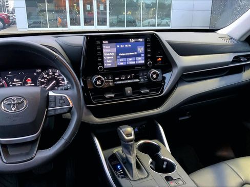 Used 2022 Toyota Highlander XLE image 7