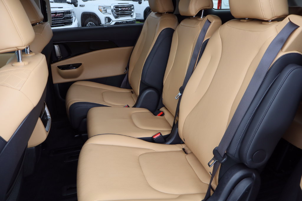 Used 2023 Kia Carnival EX FWD image 23