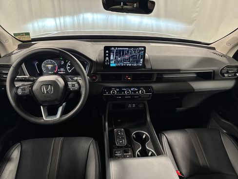 Used 2025 Honda Pilot Touring image 4
