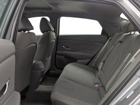 Used 2025 Hyundai Elantra SEL image 17