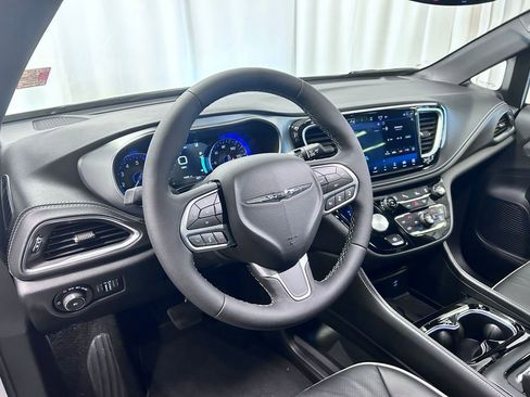 Used 2026 Chrysler Pacifica Limited FWD image 2