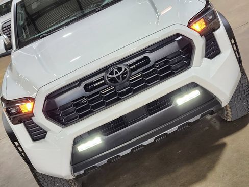 Used 2024 Toyota Tacoma TRD Off-Road AWD/4WD image 19