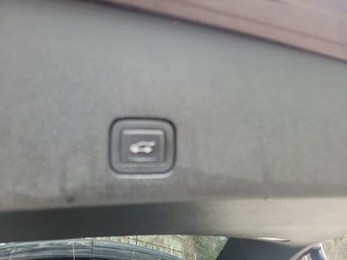 Used 2021 Cadillac XT6 Premium Luxury image 31