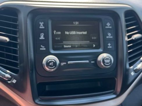 Used 2018 Jeep Cherokee Latitude AWD/4WD image 40