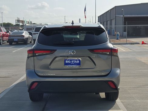 Used 2025 Toyota Highlander XLE FWD image 5