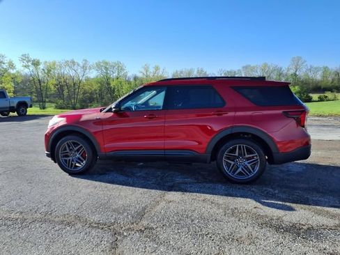 Used 2025 Ford Explorer ST-Line w/ ST-Line Street Pack AWD/4WD image 32
