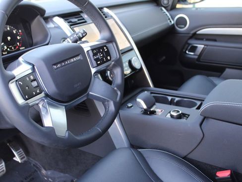 Used 2025 Land Rover Discovery Dynamic SE image 14